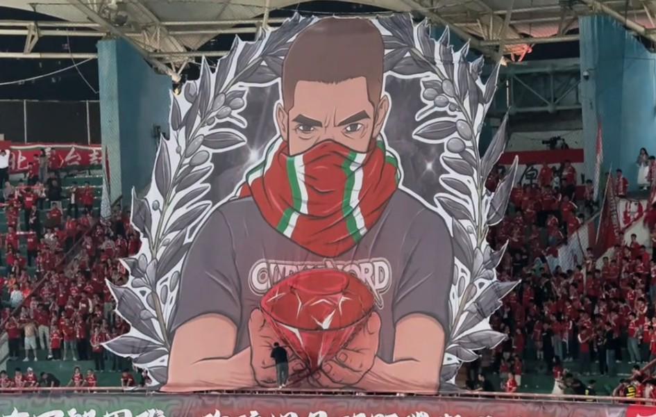 开云体育登录入口-河南对申花Tifo：纵有万般困难，你依旧是那颗璀璨耀眼的珍宝