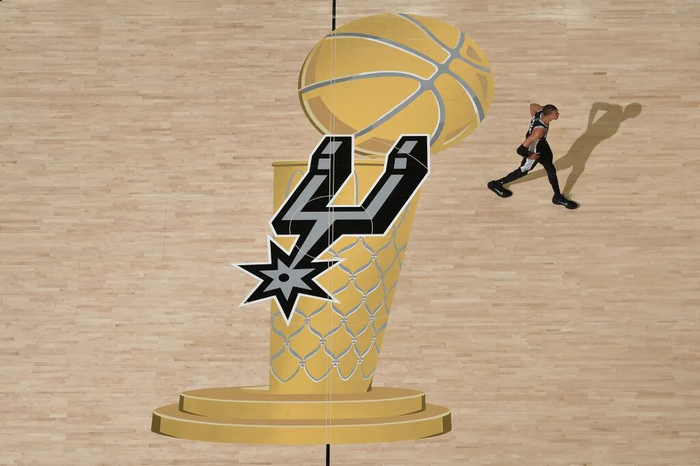 开云体育官方网站-NBA｜布伦森带伤轰下30+3，尼克斯取得总决赛开门红|马刺|三分球|唐斯|圣安东尼奥马刺队|纽约尼克斯队_新浪体育_新浪新闻