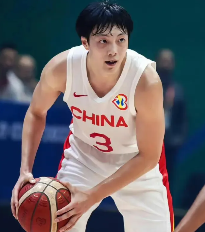 开云体育-中国男篮12人大名单预测！胡明轩领衔徐昕入选，庞峥麟首亮相